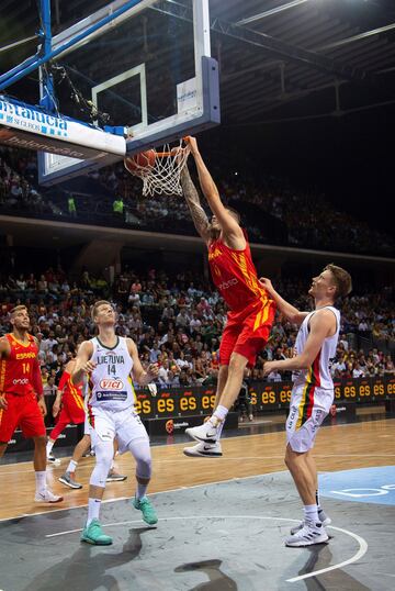 Juancho Hernang¨®mez antotando entre dos jugadores lituanos.