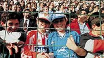 <b>DIFÍCIL</B>. De momento es complicado que las aficiones de Sporting y Oviedo se den la mano, como los niños de esta foto de archivo, y formen un solo equipo.