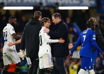 Luka Modric y el entrenador del Chelsea, Frank Lampard, dialogan tras el pitido final del partido de vuelta de cuartos de final de la Champions League 22/23.