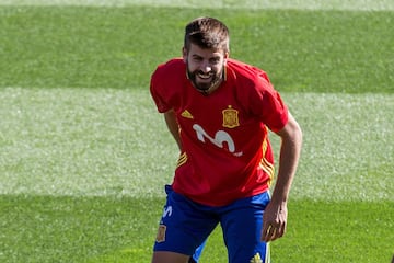 GR2003. MADRID, 03/10/2017.- El defensa de la selección española de fútbol Gerard Piqué durante el entrenamiento realizado hoy en la Ciudad del Fútbol de Las Rozas, donde el combinado español prepara los enfrentamientos de la fase de la clasificación para el Mundial de Rusia 2018 que disputa contra Albania e Israel. EFE/Rodrigo Jiménez