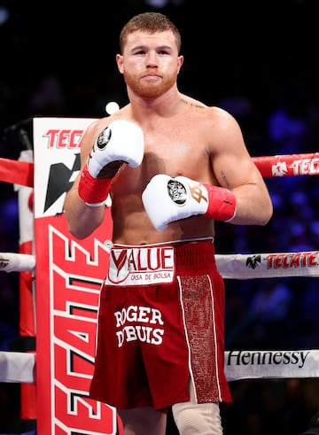 El boxeador mexicano Santos Saúl Álvarez Barragán, más conocido como 'El Canelo', ganó el WBA Regular del supermedio tras derrotar a Rocky Fielding y tumbarlo cuatro veces.