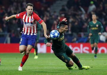 Falcao García y Santiago Arias se reencontraron en el duelo de Champions League entre Atlético de Madrid y Mónaco. Los colombianos vivieron dos realidades durante el partido. El delantero fue derrotado y perdió una pena máxima mientras que el defensor se afianza cada vez más en el equipo de Simeone.