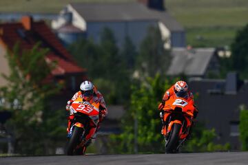 Marc Márquez e Iker Lecuona en la temporada 2021 de MotoGP.