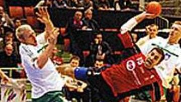 EFECTIVIDAD. Manolo Colón, desde el pivote, fue una pesadilla para la defensa de Eslovenia.