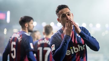 Sergio Le車n celebra un gol con el Eibar.