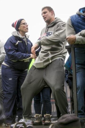 Rob Gronkowski celebra euforicamente la victoria de los Patriots. Estar ausente por lesión en la SuperBowl LI no le amilanó para celebrar a lo grande el título de su equipo.