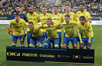 Oncel inicial del Cádiz. De pie: David Gil, Fali, Sergi Guardiola, Luis Hernández, Raúl Parra y Chris Ramos. Agachados: Rubén Alcaraz, Fede San Emeterio, Luis 'Pacha' Espino, Rubén Sobrino y Bongonda.