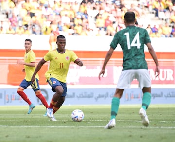 Jhon Arias encara ante Abdullah Otayf de Arabia Saudita en el amistoso internacional de la Selección Colombia ante Arabia Saudita en el Nuevo Condomina de Murcia, España.