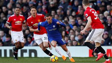 Eden Hazard regateando a tres jugadores del Manchester United.