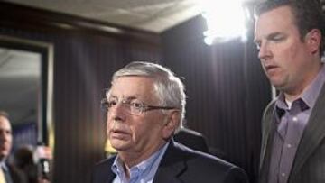 <b>EN EL CALOR DE LA NOCHE. </b>El Comisionado Stern comparece junto a su jefe de Prensa, Tim Frank.