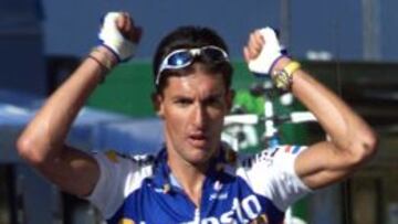 Jos&eacute; Mar&iacute;a Jim&eacute;nez celebra su victoria en Pal en la Vuelta a Espa&ntilde;a 2001.