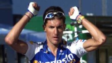 Jos&eacute; Mar&iacute;a Jim&eacute;nez celebra su victoria en Pal en la Vuelta a Espa&ntilde;a 2001.