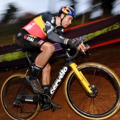 Van Aert vuelve a arrasar en una gran carrera de Felipe Orts