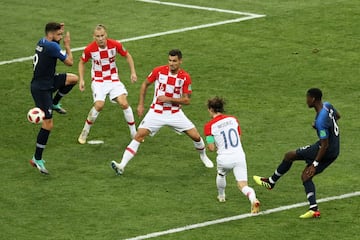 Pogba recibió la pelota en la frontal tras una buena jugada de Mbpapé y Griezmann, la defensa repelió su remate y el balón le volvió a caer a él y disparó con potencia para batir a Subasic.