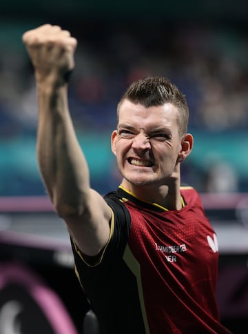 Thomas Schmidberger, del equipo de tenis de mesa de Alemania, celebra la victoria sobre Yuttajak Glinbancheun, del equipo de Tailandia, durante el partido de la semifinal 2 de la categoría individual masculina MS3. 