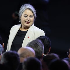 Jeannette Jara sorprende y ficha a un ex jugador y comentarista para su campaña