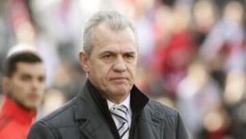 El entrenador del Espanyol Javier Aguirre durante el partido correspondiente a la vigésima séptima jornada de Liga que disputan hoy frente al Rayo Vallecano en el estadio de Vallecas.