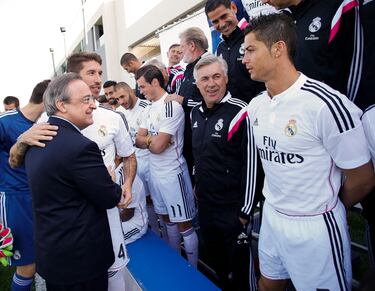 En 2015, A pesar de ganar la Supercopa de Europa y el Mundial de Clubes que supuso un gran inicio, el Real Madrid de Ancelotti terminó sin títulos. Cayó en semifinales de Champions y fue superado en Liga por el Barcelona. Florentino decidió destituir a Ancelotti, decisión que generó críticas entre jugadores y afición.