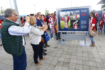 Muchos disfrutaron de la exposici¨®n sobre Fernando Torres como rojiblanco en los aleda?os del Wanda Metropolitano.