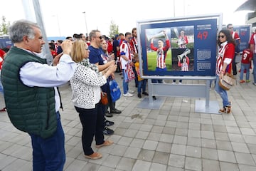 Muchos disfrutaron de la exposición sobre Fernando Torres como rojiblanco en los aledaños del Wanda Metropolitano. 