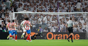 1-0. Zapatazo del uruguayo desde fuera del área, Gazzaniga no consigue atrapar el balón y le rebasa por el costado.