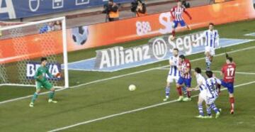 Saúl marca el 2-0.
Saúl marca el 2-0.




 