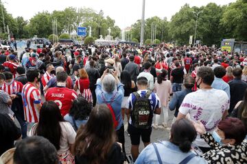 Algunos aficionados del Atltico de Madrid se acercaron a la fuente madrile?a de Neptuno para celebrar el ttulo de Liga conseguido.