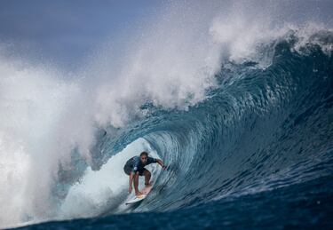 La Polinesia Francesa es uno de los grandes paraísos del surf, no solo por la calidad y belleza de las aguas que bañan sus más de cien islas, sino por el tamaño y la morfología de las olas en esa parte del Pacífico Sur. El afortunado de la imagen, el francés Kauli Vaast, muestra sus habilidades durante una competición en Teahupoo.