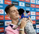 Jugador del Espanyol sale a conferencia con su perro y se hace viral