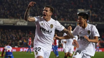 Santi Mina celebrando el gol.