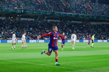 1-0. Fermín López celebra el primer gol que marca en el minuto 21 de partido.