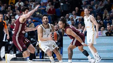 Facundo Campazzo, base del Real Madrid, supera a Leandro Bolmaro y Carsen Edwards, del Bayern Múnich.