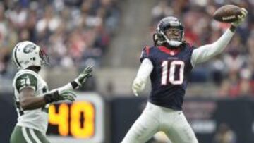 DeAndre Hopkins logra una recepción ante Darrelle Revis.