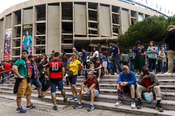 Ambiente en las puertas del estadio Camp Nou tras decretarse a puerta cerrada el partido entre el Barcelona y Las Palmas.