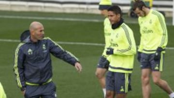 Zidane, junto a Varane.