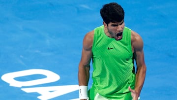 Carlos Alcaraz celebra su victoria contra Valentin Royer en Doha.