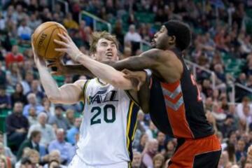 Gordon Hayward, de Utah Jazz, recibe la falta de John Salmons, de Toronto Raptors.