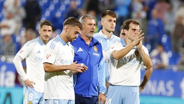 Larraz, en medio de Francho, Soberón y Bazdar a la conclusión de la derrota frente a la Cultural.