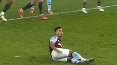 Watkins tira uno de los peores penaltis de la historia de la Champions