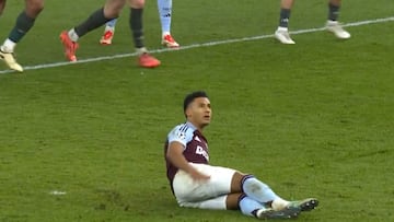 Watkins tira uno de los peores penaltis de la historia de la Champions