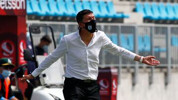 Futbol, Deportes Iquique vs Coquimbo Unido.
Primera fecha, Campeonato Nacional Primera B 2021.
El entrenador de Deportes Iquique Cristian Leiva da instrucciones a sus jugadores durante el partido de primera B disputado contra Coquimbo Unido en el estadio Tierra de Campeones.
Iquique, Chile.
04/04/2021
Alex Diaz/Photosport**********