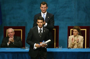 En el momento en el que recibi¨® el premio, El Guerrouj estaba considerado como uno de los deportistas m¨¢s brillantes del atletismo y "encarna los valores del esp¨ªritu ol¨ªmpico", apunt¨® el jurado. Doble oro ol¨ªmpico en Atenas 2004 (1.500 y 5.000) y plata en Sydney (1.500), para premiarle tambi¨¦n tuvieron en cuenta que era Embajador de Buena Voluntad de UNICEF, tarea en la que se centr¨® en la escolarizaci¨®n, salud, nutrici¨®n y desarrollo en beneficio de la infancia marroqu¨ª.