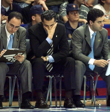 Chus Mateo, Sergio Scariolo y Ángel Jareño, en el banquillo del Real Madrid en la final de Liga ante el Barça en 2000.