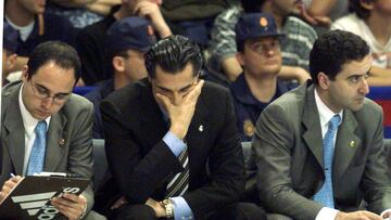 Chus Mateo, Sergio Scariolo y Ángel Jareño, en el banquillo del Real Madrid en la final de Liga ante el Barça en 2000.