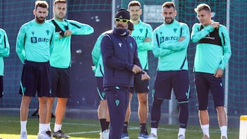 &Aacute;lvaro Cervera, en un entrenamiento de la semana pasada, no podr&aacute; comtar con Salvi ni Iza para medirse al Real Madrid.