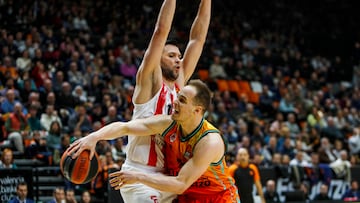 Klemen Prepelic, escolta del Valencia, trata de superar a Papanikolau, del Olympiacos.