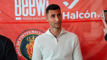 Dominik Greif, portero del RCD Mallorca, en su visita a la Peña Galilea.