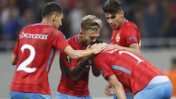 BUC01. BUCAREST (RUMAN&Iacute;A), 14/09/2017.- Constantin Budescu (d) de Steaua celebra con Florinel Coman (2d), Catalin Golofca (c) y Daniel Benzar (i) luego de anotar un penalti hoy, jueves 14 de septiembre de 2017, durante un juego del grupo G de la Liga Europa entre FC Steaua Bucarest (FCSB) y FC Viktoria Plzen, en el estadio National Arena en Bucarest (Ruman&iacute;a). EFE/ROBERT GHEMENT