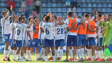 La plantilla del CD Tenerife aplauden a sus aficionados.