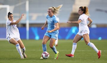 Lauren Hemp entre Teresa Abelleira y Aurélie Kaci.